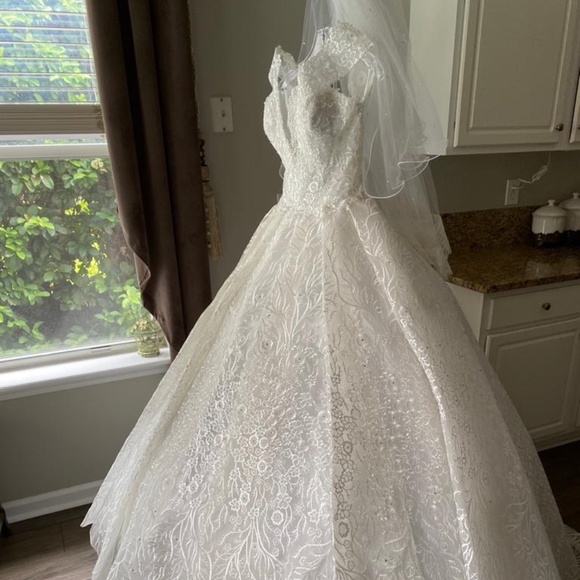 Wedding gown - Picture 4 of 4